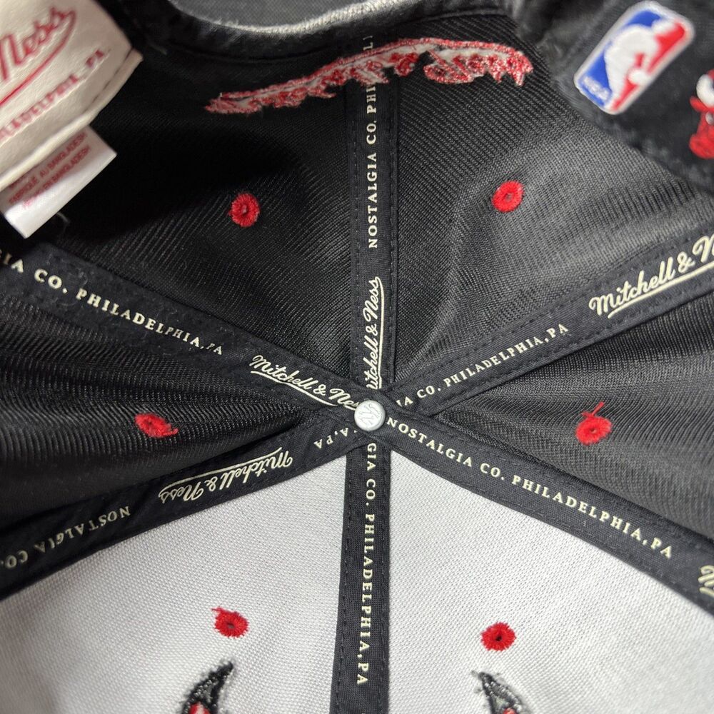 Mitchell & Ness Chicago Bulls Snapback Hat Baseball Cap Gray Bull Logo NBA NWT - Picture 10 of 13